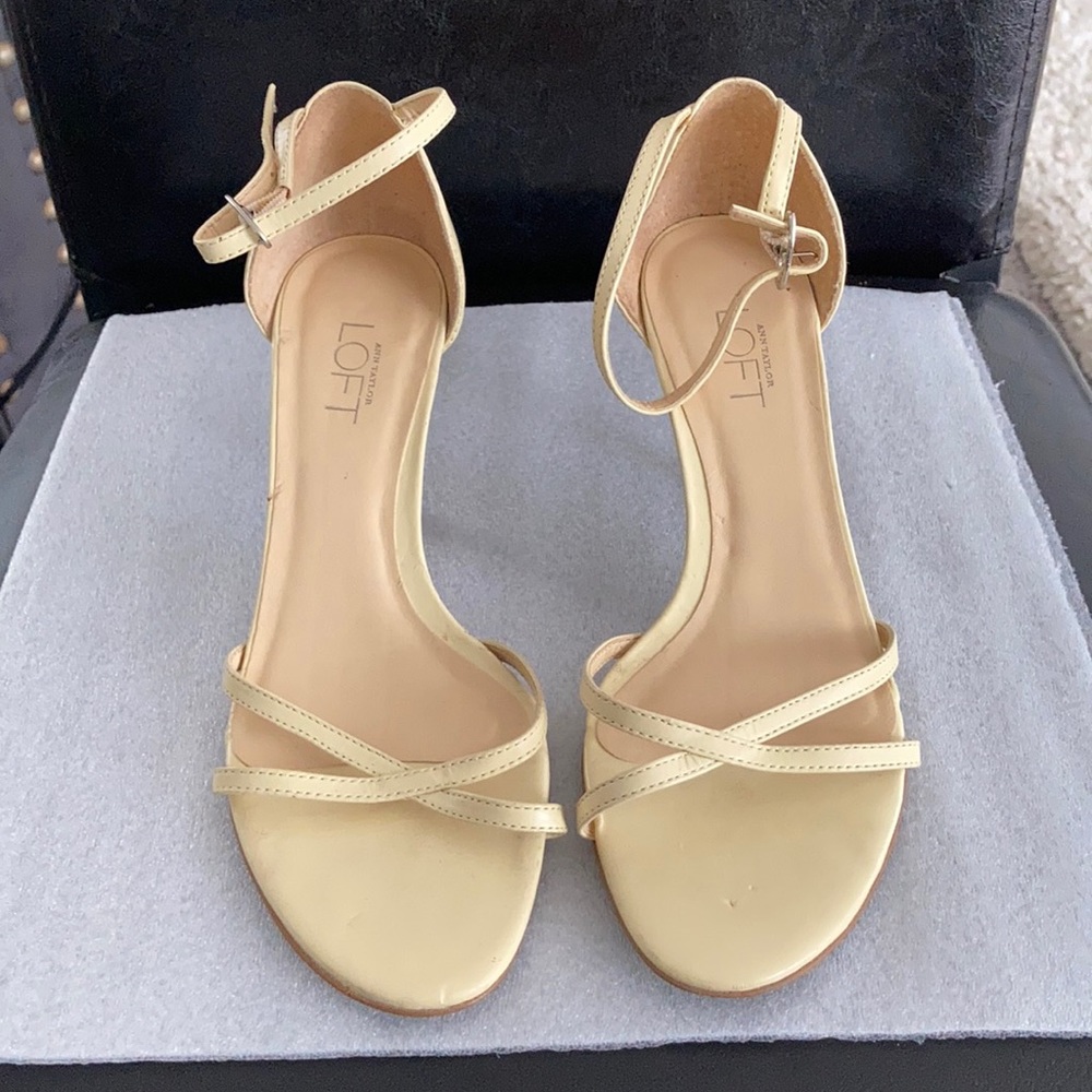 Ann Taylor LOFT strappy ankle sandals size 6M
